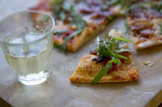 Піца з шинкою та руколою — стокове фото