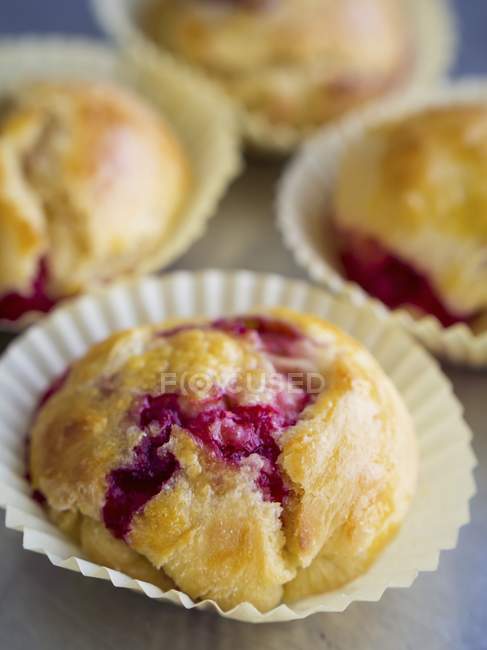 Mini yeast cakes with raspberries — Stock Photo