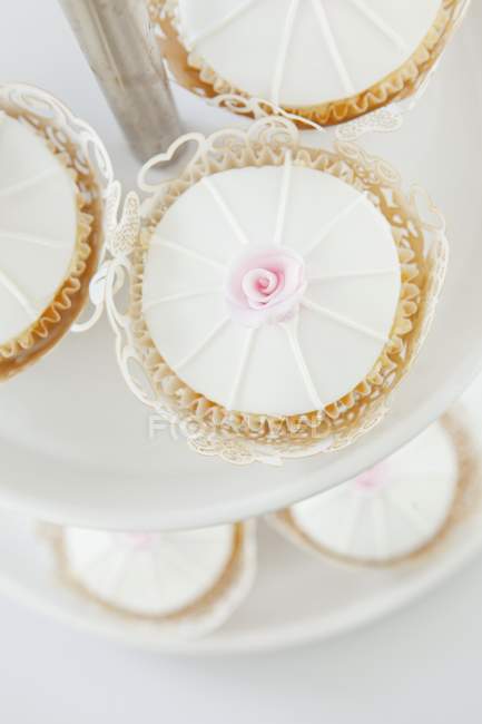 Cupcakes de casamento em uma banca de bolo — Fotografia de Stock