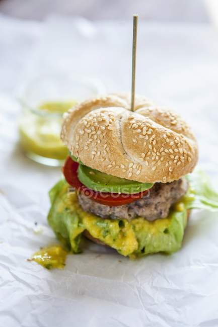 Hambúrgueres com creme de abacate e manga — Fotografia de Stock