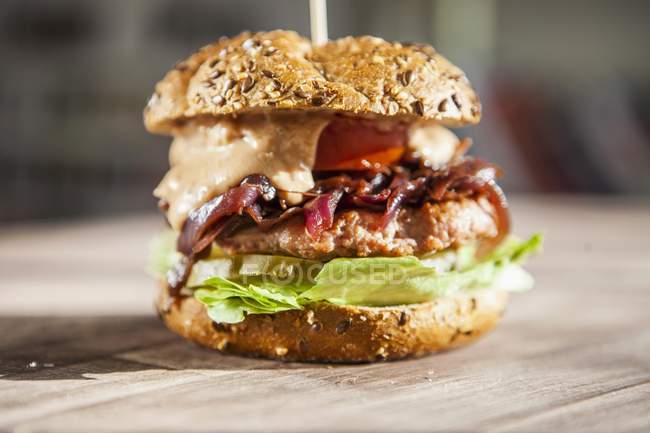 Hamburger con chutney di cipolla — Foto stock