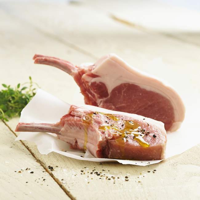 Fresh pork chops with olive oil — Stock Photo