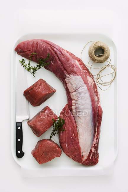 Filé de carne cru e fatias com tomilho — Fotografia de Stock