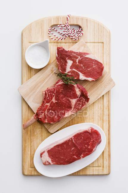 Varios filetes de carne - foto de stock