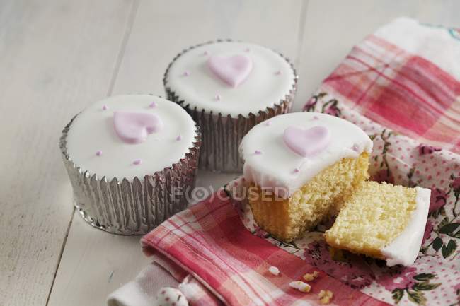 Cupcakes decorated with hearts — Stock Photo
