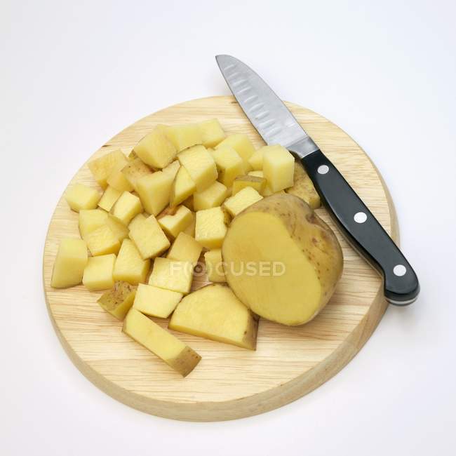 Patata de oro Yukon cortada en cubitos - foto de stock