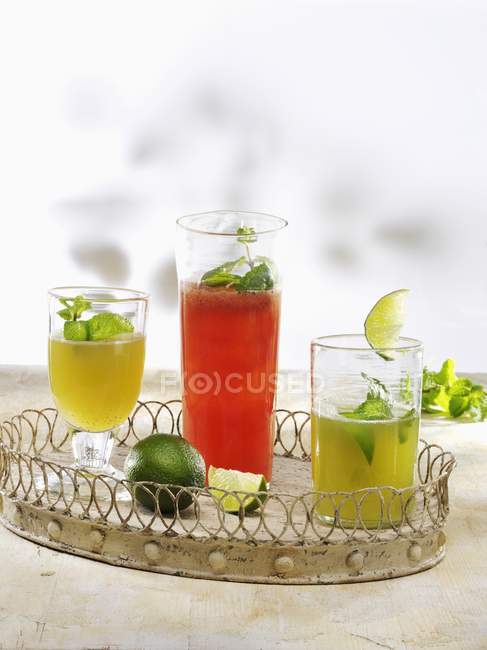 Vasos de zumos recién exprimidos - foto de stock