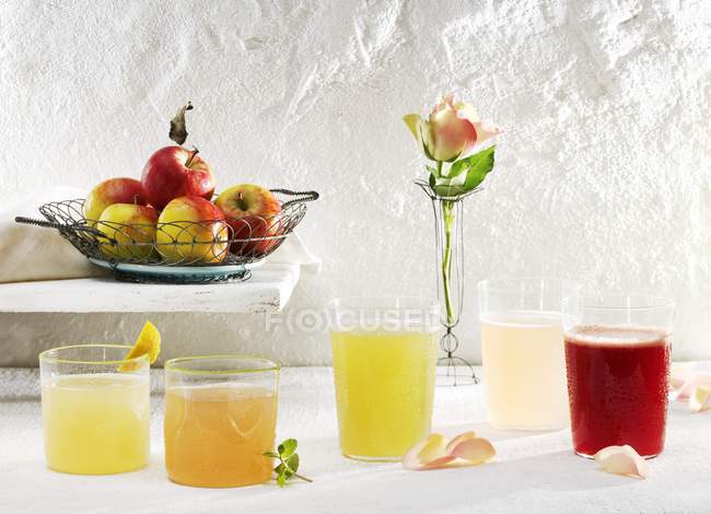 Крупним планом різноманітні лимонади з яблуками і трояндою — стокове фото