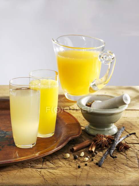 Diverses limonades - pomme épicée, orange épicée et melba aux pêches — Photo de stock