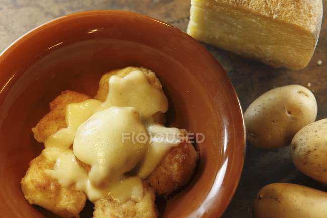 Fried potatoes with cheese — Stock Photo