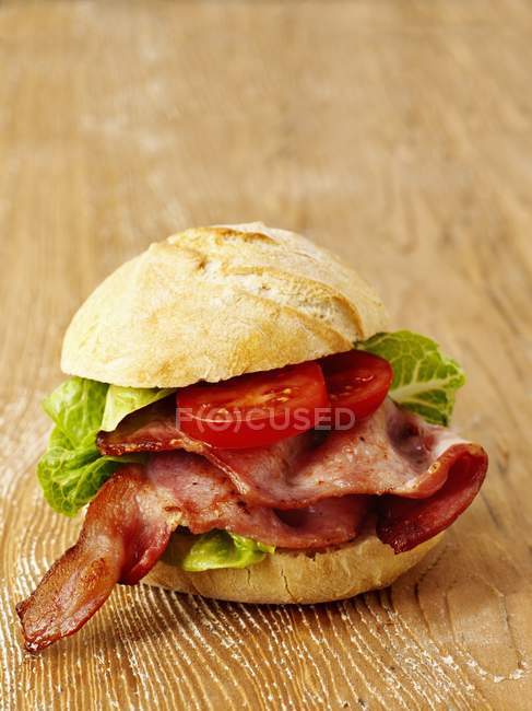 Бутерброд BLT на дерев'яній — стокове фото