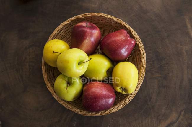 Кошик червоних і зелених яблук — стокове фото
