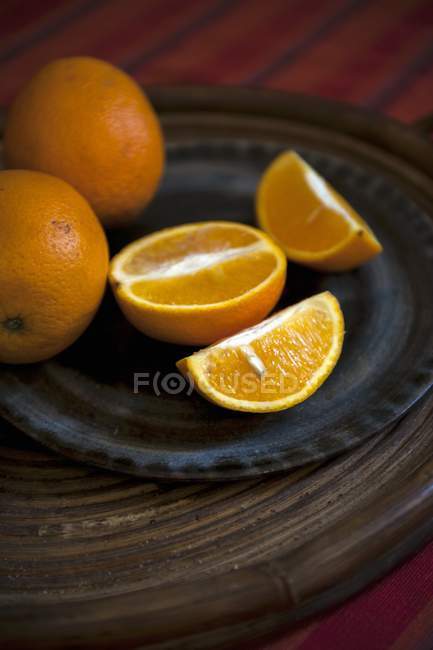 Frische Orangen mit Scheiben — Stockfoto