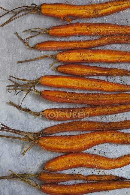 Cenouras assadas ao meio — Fotografia de Stock