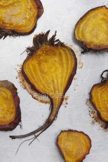 Halved and roasted golden beets with salt and pepper — Stock Photo