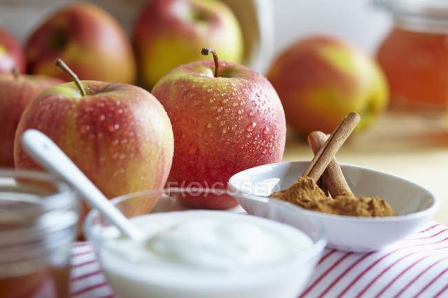 Натуральний йогурт зі свіжими яблуками — стокове фото