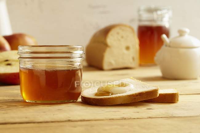 Pão branco com mel — Fotografia de Stock