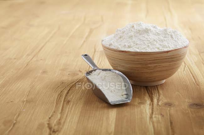 Nahaufnahme von Mehl in einer Schüssel — Stockfoto