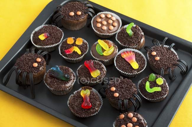 Varios cupcakes de chocolate - foto de stock