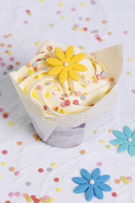Cupcake decorated with sugar flower — Stock Photo