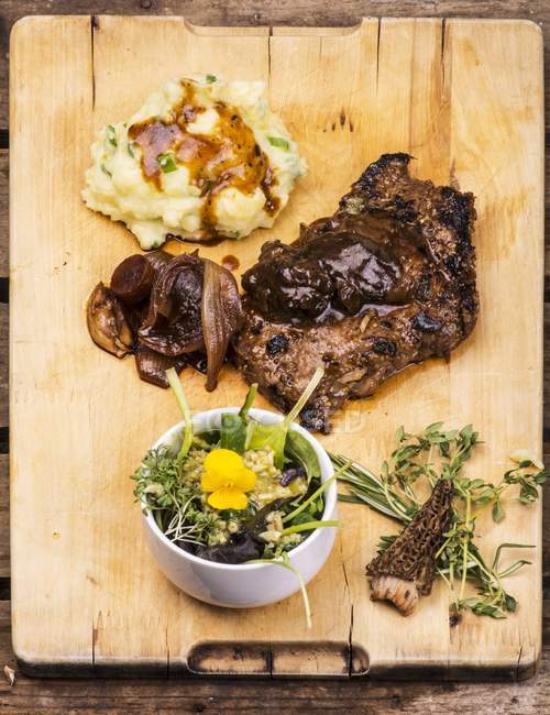 Steak de veau aux herbes — Photo de stock