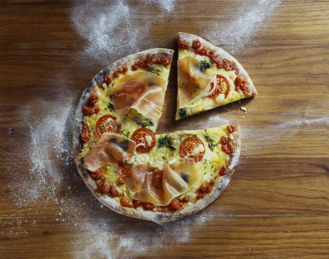 Parma ham and tomato pizza — Stock Photo