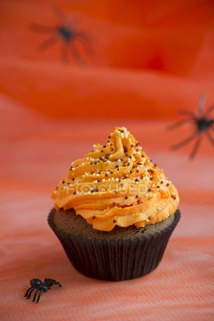 Cupcake garniert mit Orangen-Buttercreme — Stockfoto