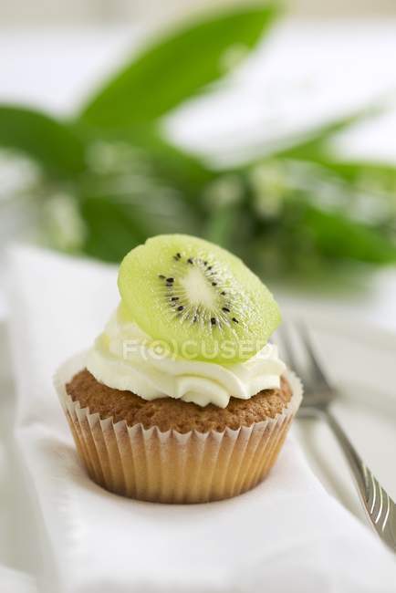 Cupcake topped with slice of kiwi — Stock Photo
