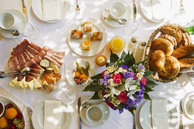 Tisch zum Frühstück gedeckt — Stockfoto