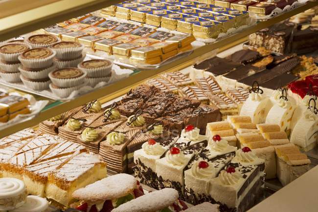 Expositor de pasteles en panaderos - foto de stock