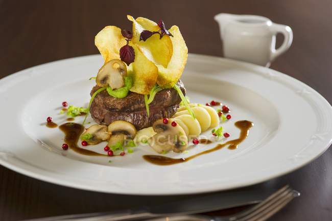 Beef fillet with potato crisps — Stock Photo