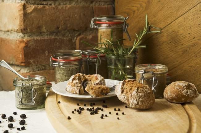 Salsicha de fígado espalhável e uma erva espalhada com pães sobre mesa de madeira — Fotografia de Stock