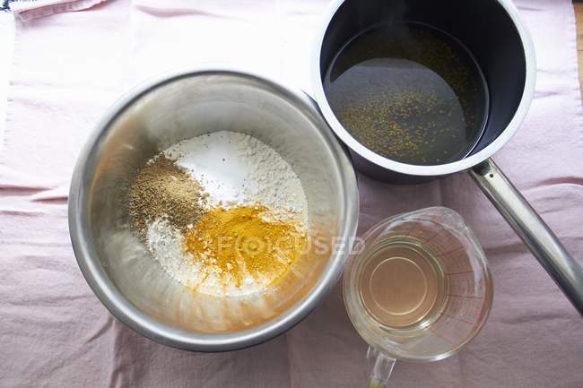 Інгредієнти для макаронного тіста — стокове фото