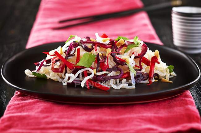 Stir-fried noodles with cabbage — Stock Photo