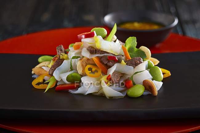 Салат из лапши с говядиной и овощами — стоковое фото