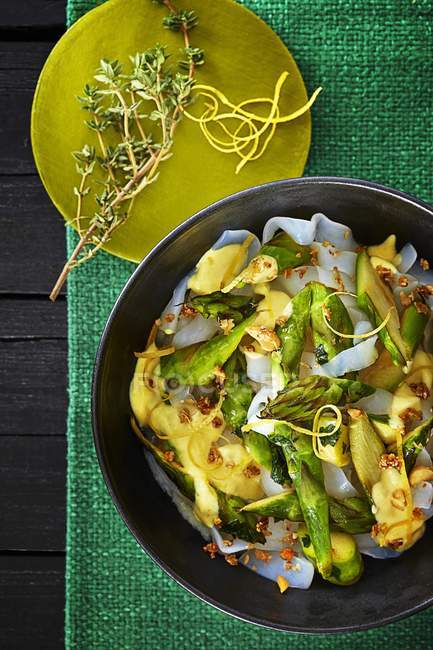 Pasta with lemon and asparagus ragout — Stock Photo
