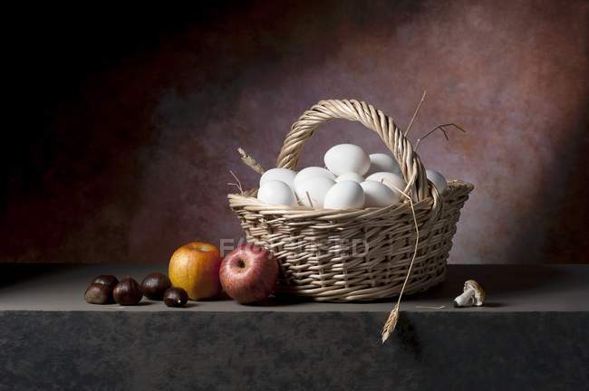Huevos frescos en una canasta de mimbre - foto de stock