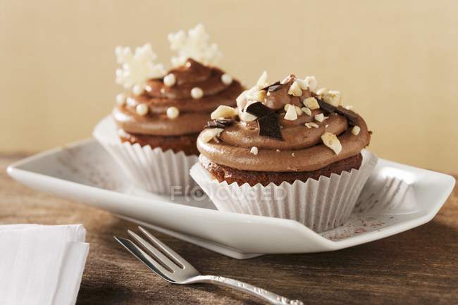 Cupcake conditi con crema al cioccolato — Foto stock