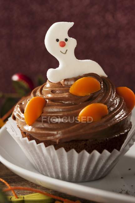Cupcake decorado para Halloween - foto de stock