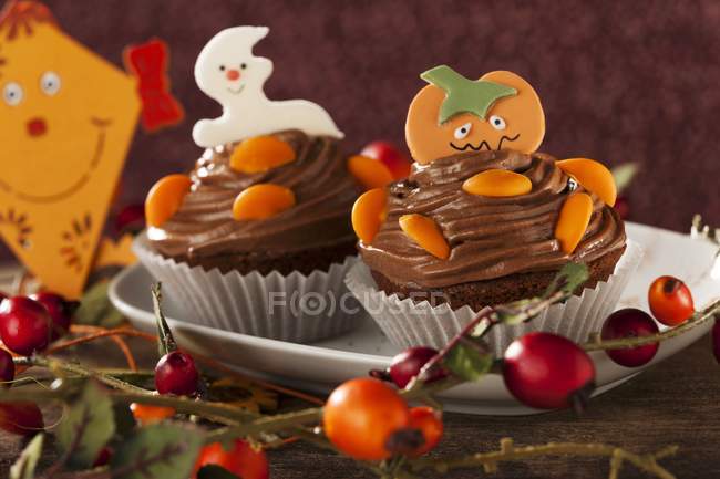 Cupcakes decorated for Halloween in plate — Stock Photo