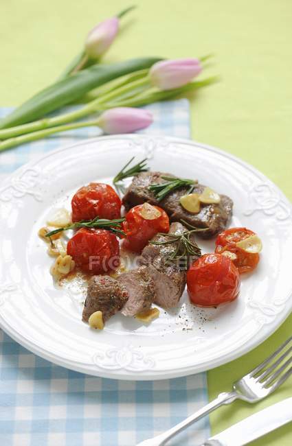 Selle d'agneau aux tomates — Photo de stock