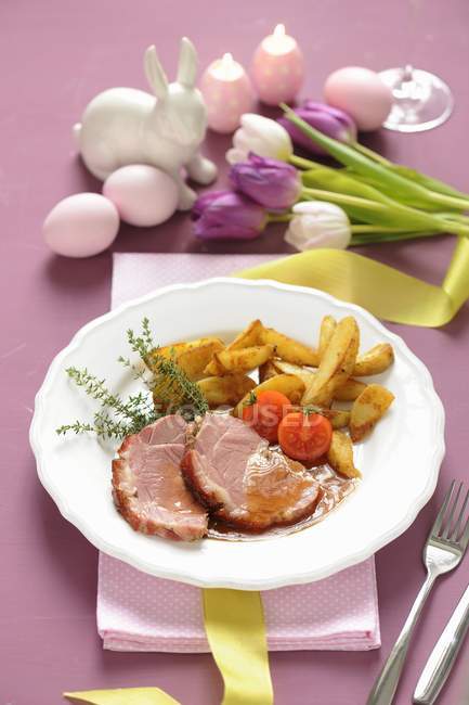 Suckling piglet with wedges — Stock Photo