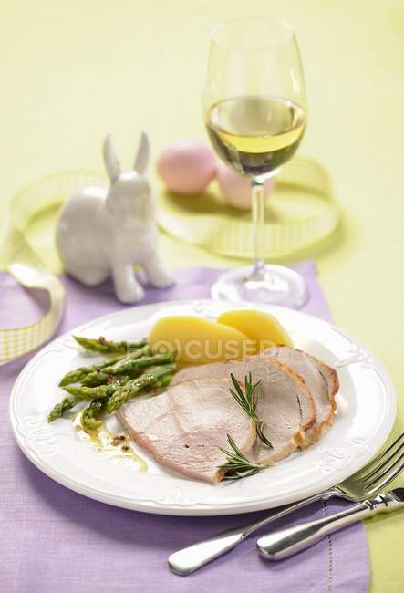 Roast pork with asparagus and new potatoes — Stock Photo