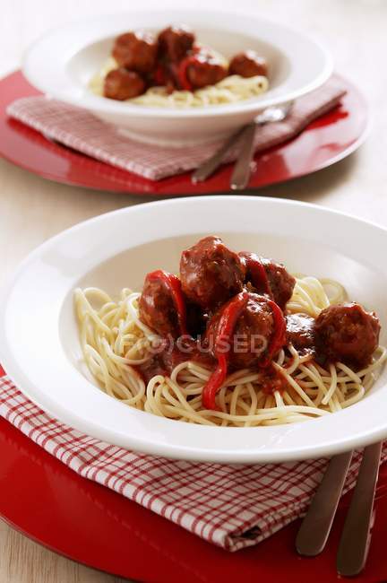 Spaghettis aux boulettes de viande et poivre — Photo de stock