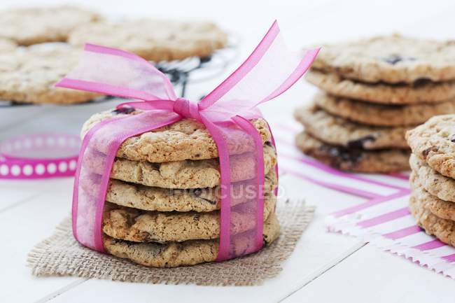 Chocolate chip cookies tied with ribbon — Stock Photo