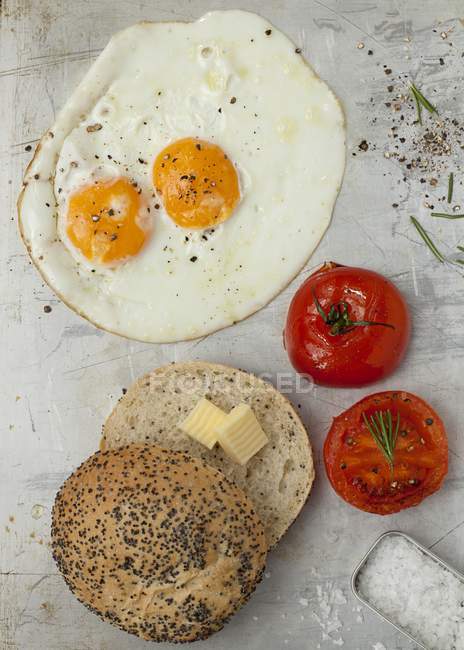 Fried egg with tomatoes — Stock Photo