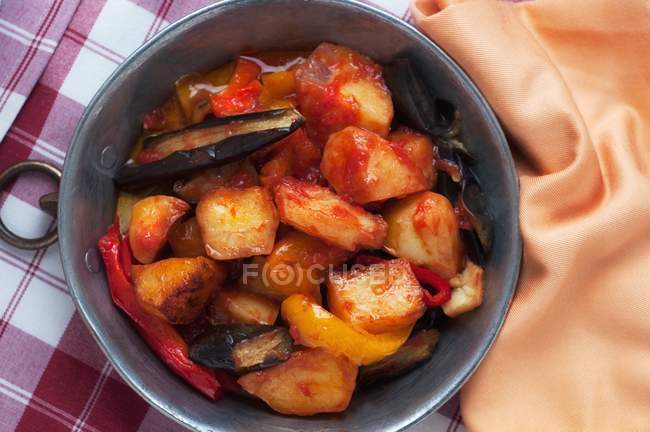 Ciambotta - vegetables cooked in tomato sauce over towels — Stock Photo