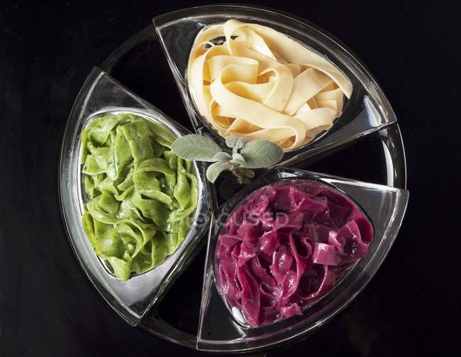 Trio de macarrão tagliatelle colorido — Fotografia de Stock