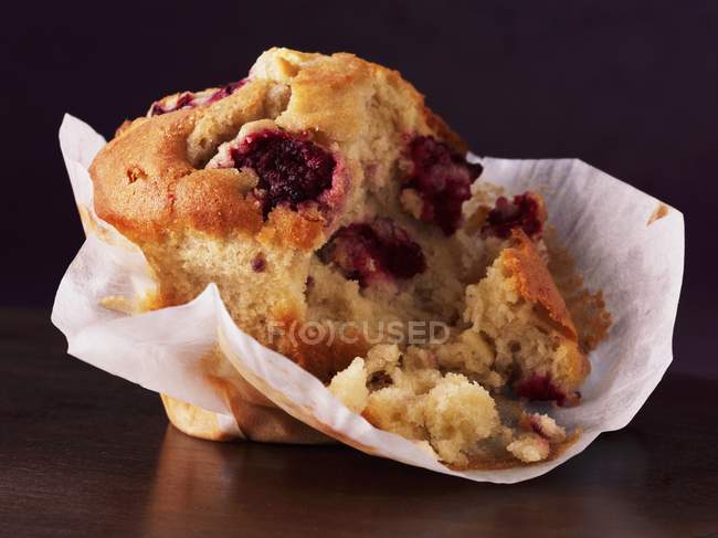 Muffin avec une bouchée retirée — Photo de stock