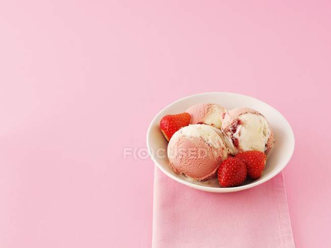 Ice cream with fresh strawberries — Stock Photo